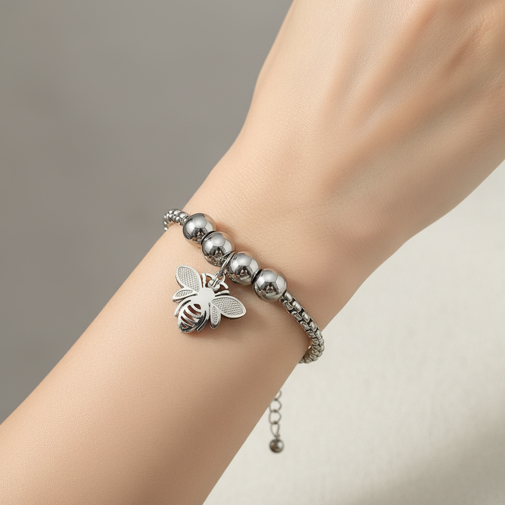 Bracelet abeille sur main de femme